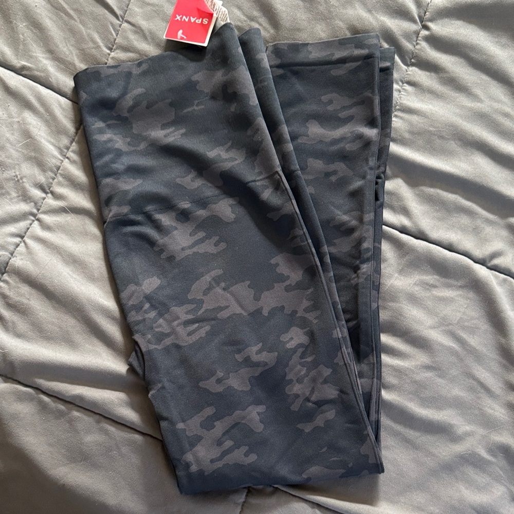 SPANX Gray Camouflage Leggings
